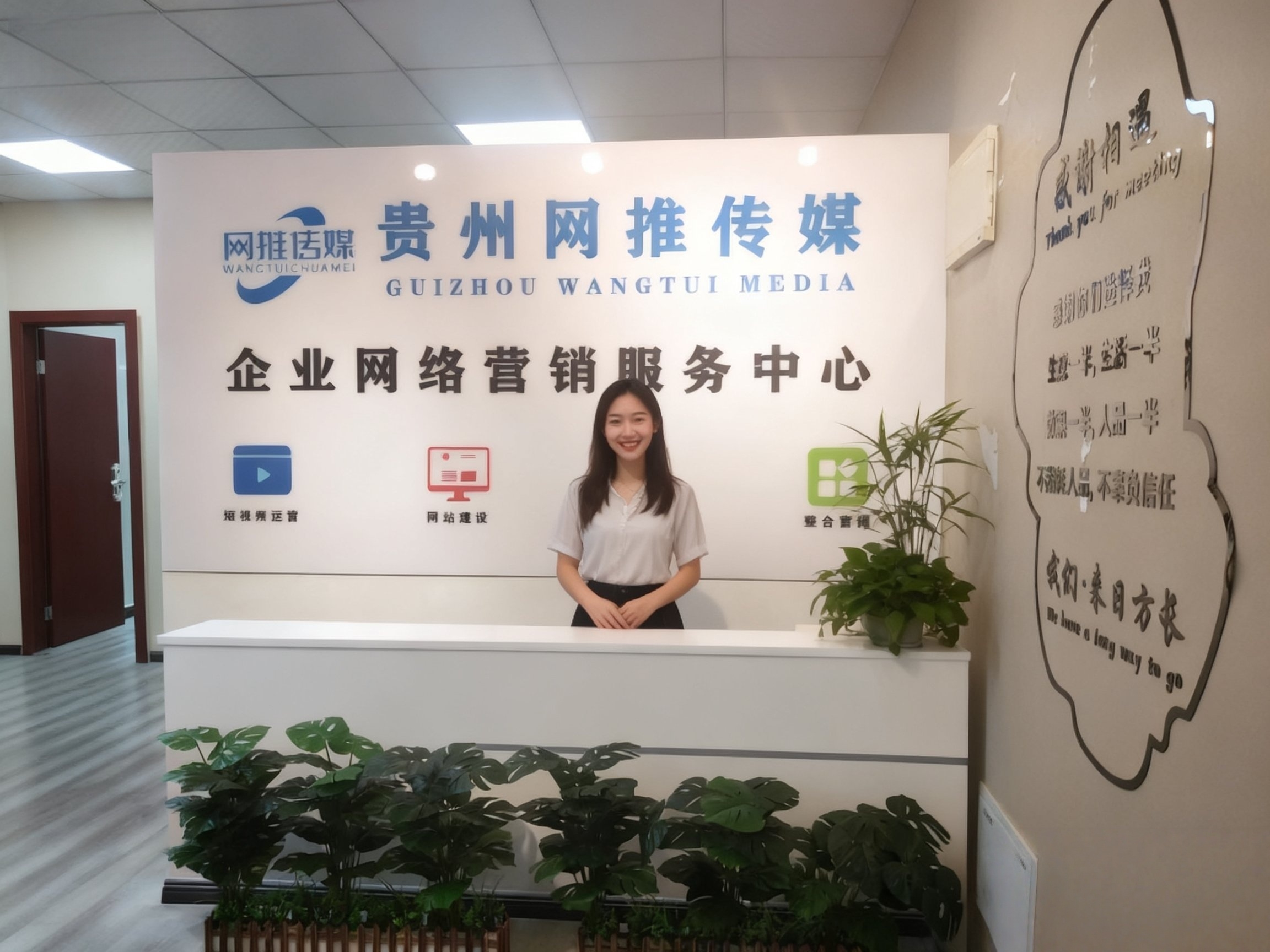 实拍环境：冷调办公与现场感